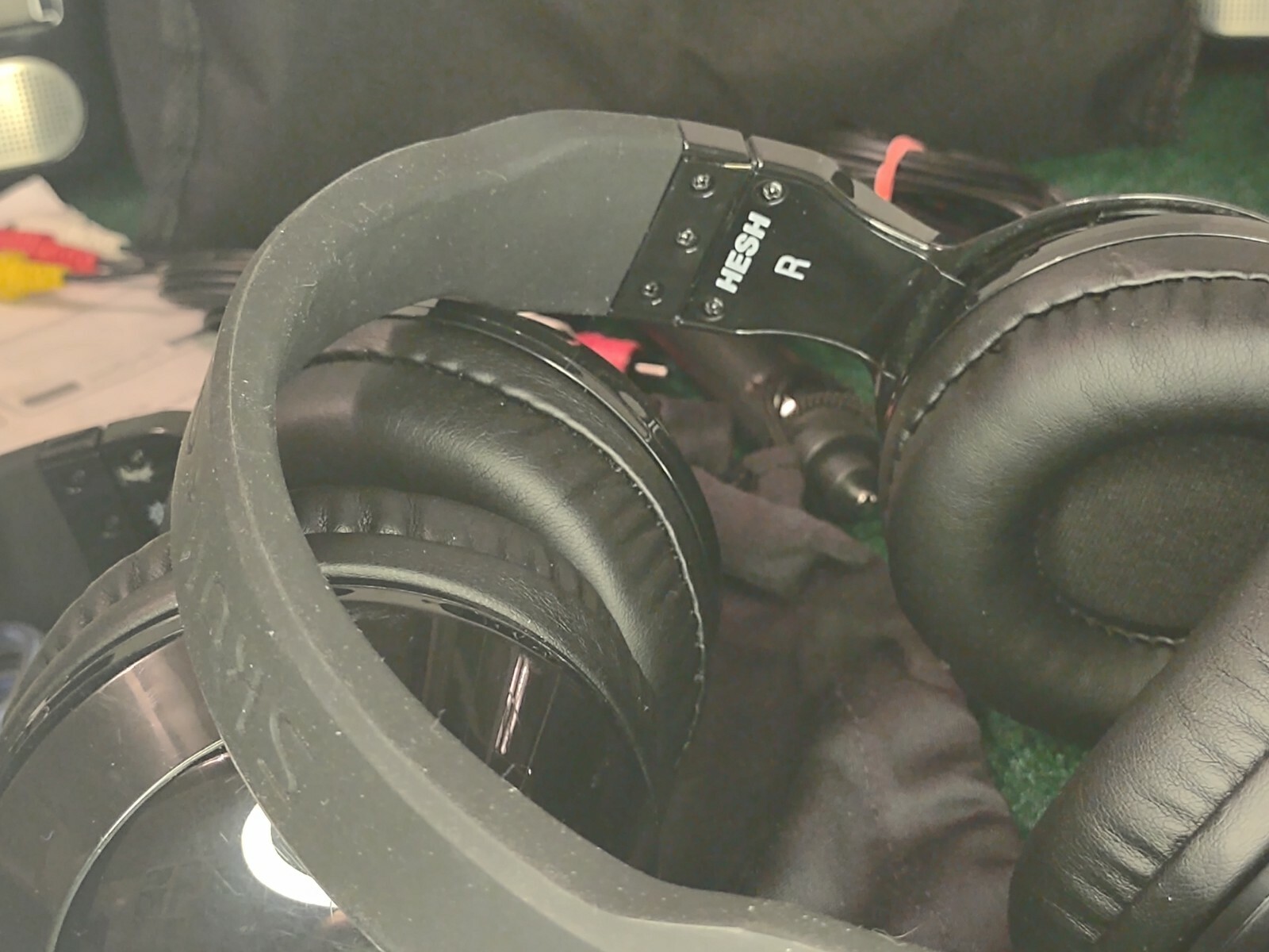 2 Mobile DVD Players w/ 9″ Screen 2 HESH Skullcandy Wired Headphones For Car