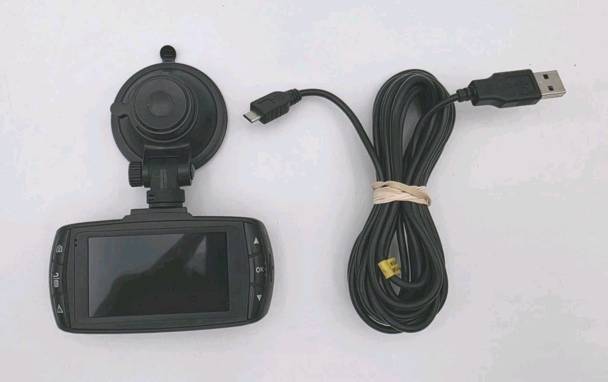 Insignia Dash Camera Full HD 1080 P NS-CTIDC8 With 16gb Memory Card