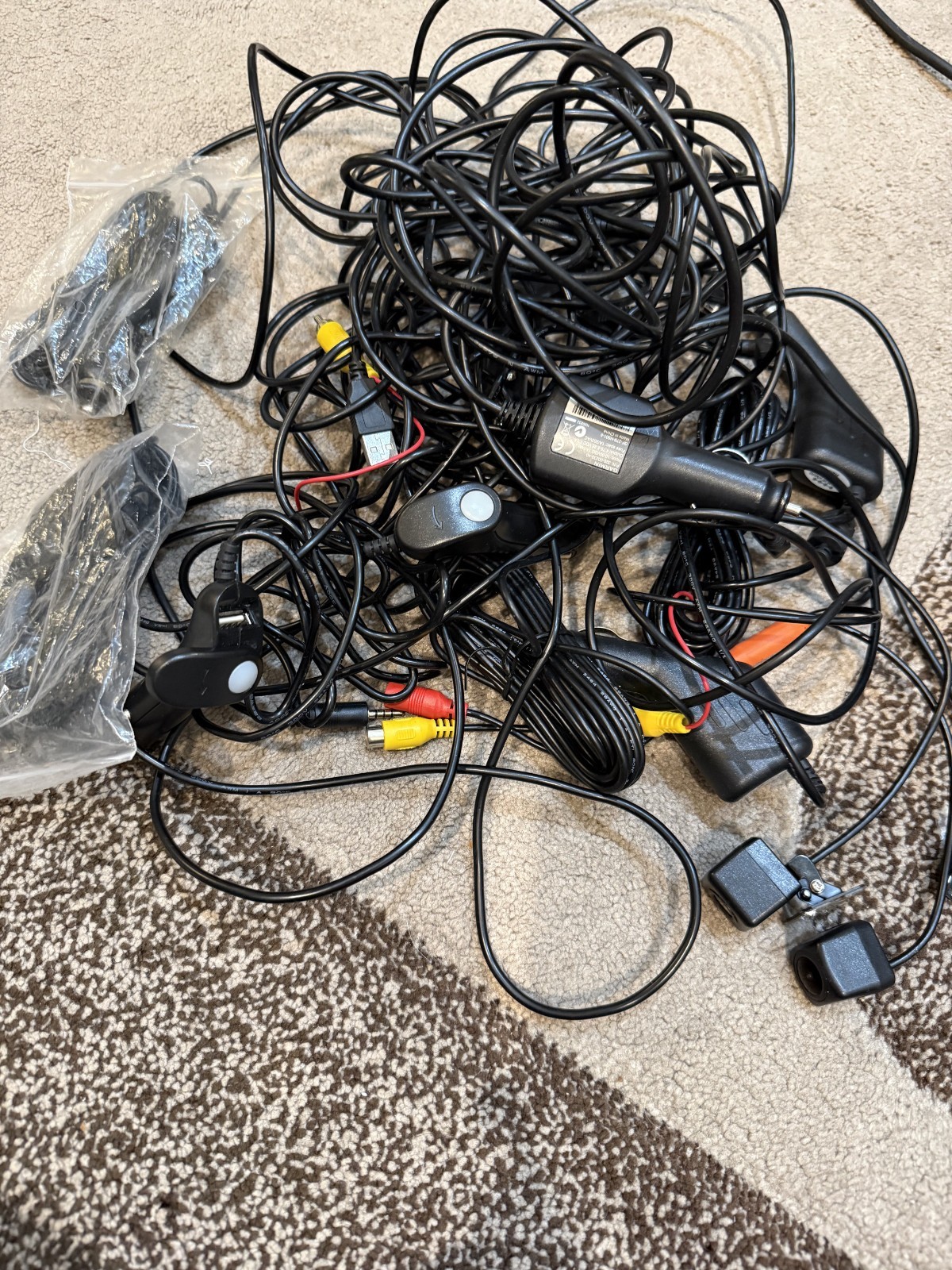 Rexing, Apeman – Dash cam & cable & accessaries – all working, but sold as-is