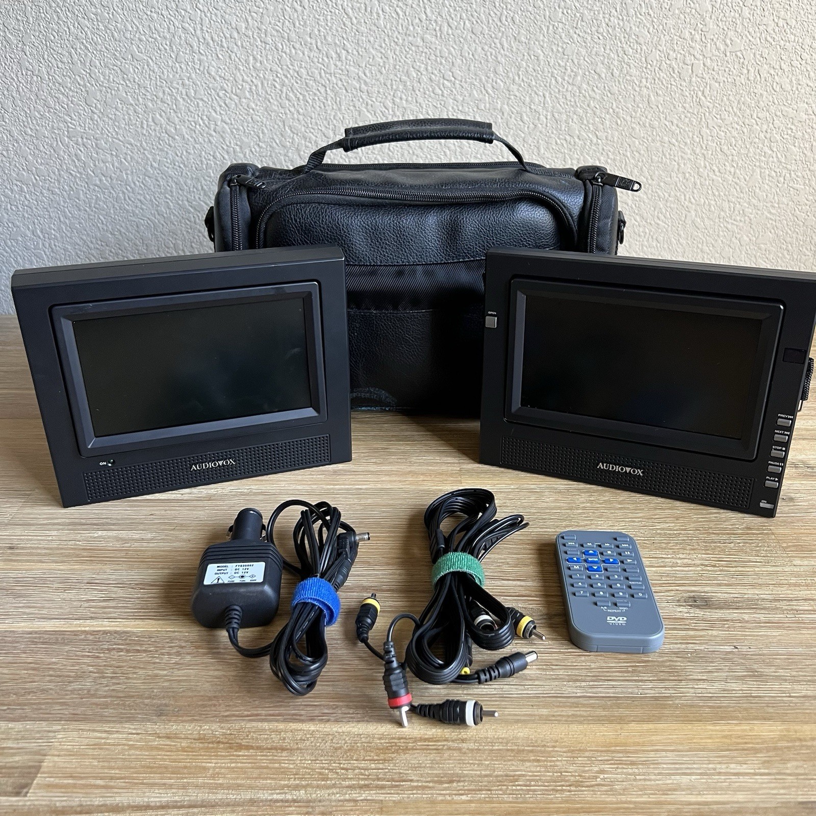 AUDIOVOX Mobile DVD System PVS69701 Dual 7” Screen Travel Car Remote Complete