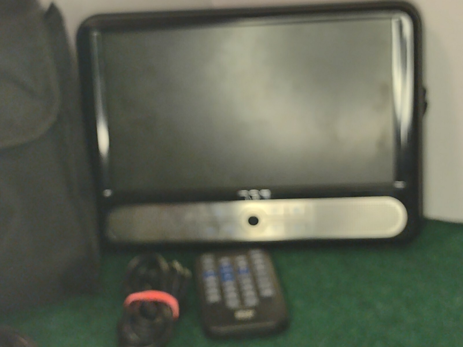 2 Mobile DVD Players w/ 9″ Screen 2 HESH Skullcandy Wired Headphones For Car